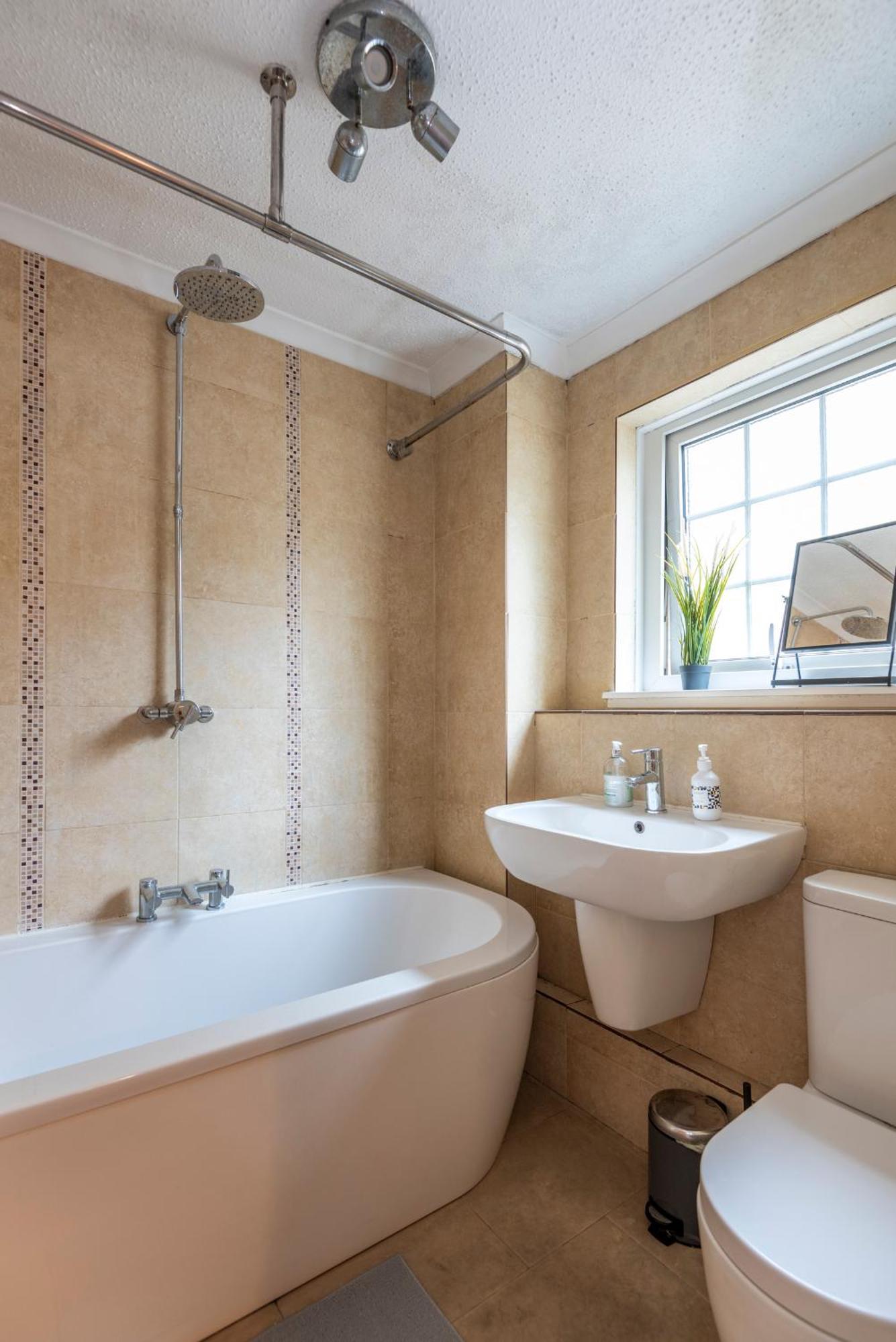 Spacious 3 Bedroom Whitechapel - 9 Mins From Tower Bridge With Free Parking & Garden * London