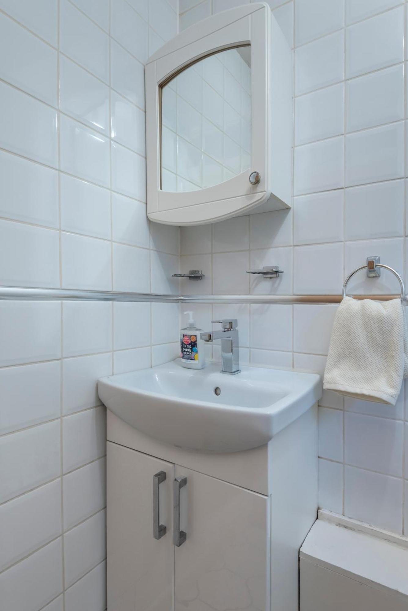 Semesterbostad Spacious 3 Bedroom Whitechapel - 9 Mins From Tower Bridge With Free Parking & Garden London