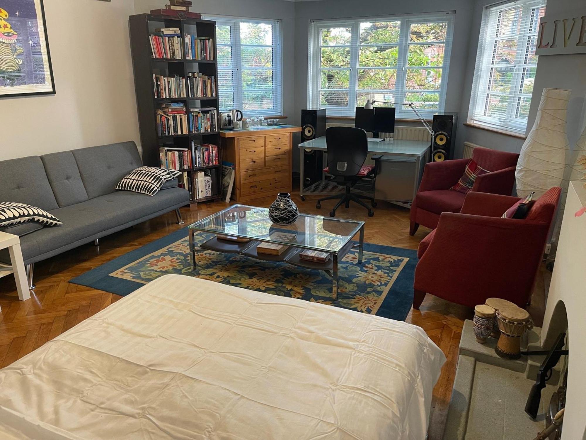Large Double Bedroom 10 Minutes To * London
