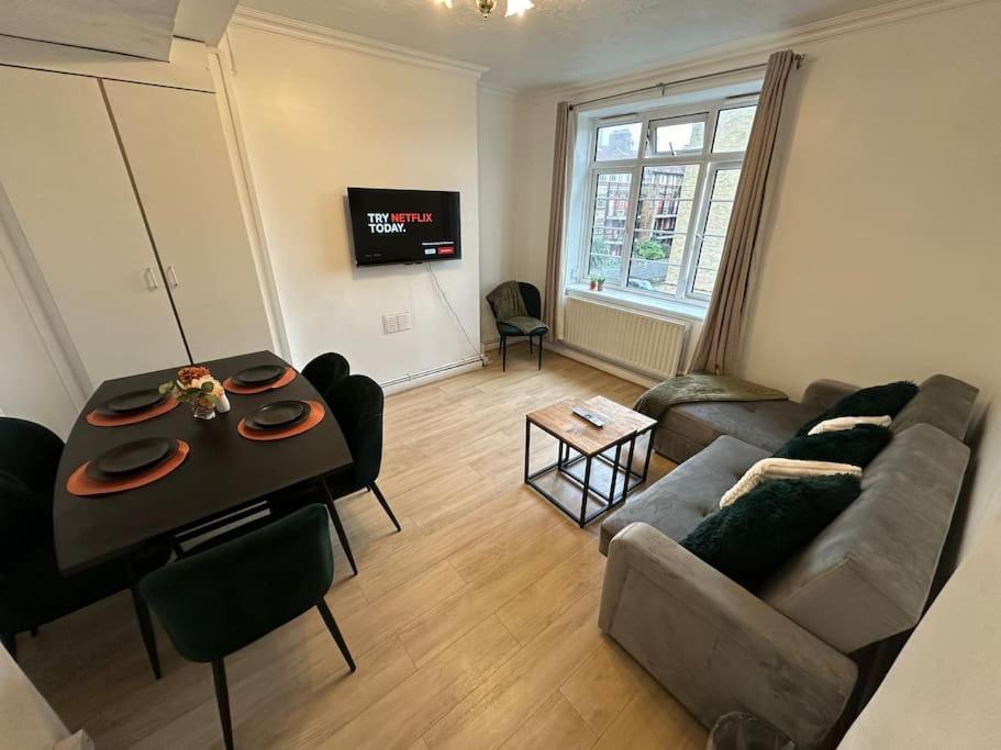 Chic 3 Bedroom Flat Ontower Bridge * London
