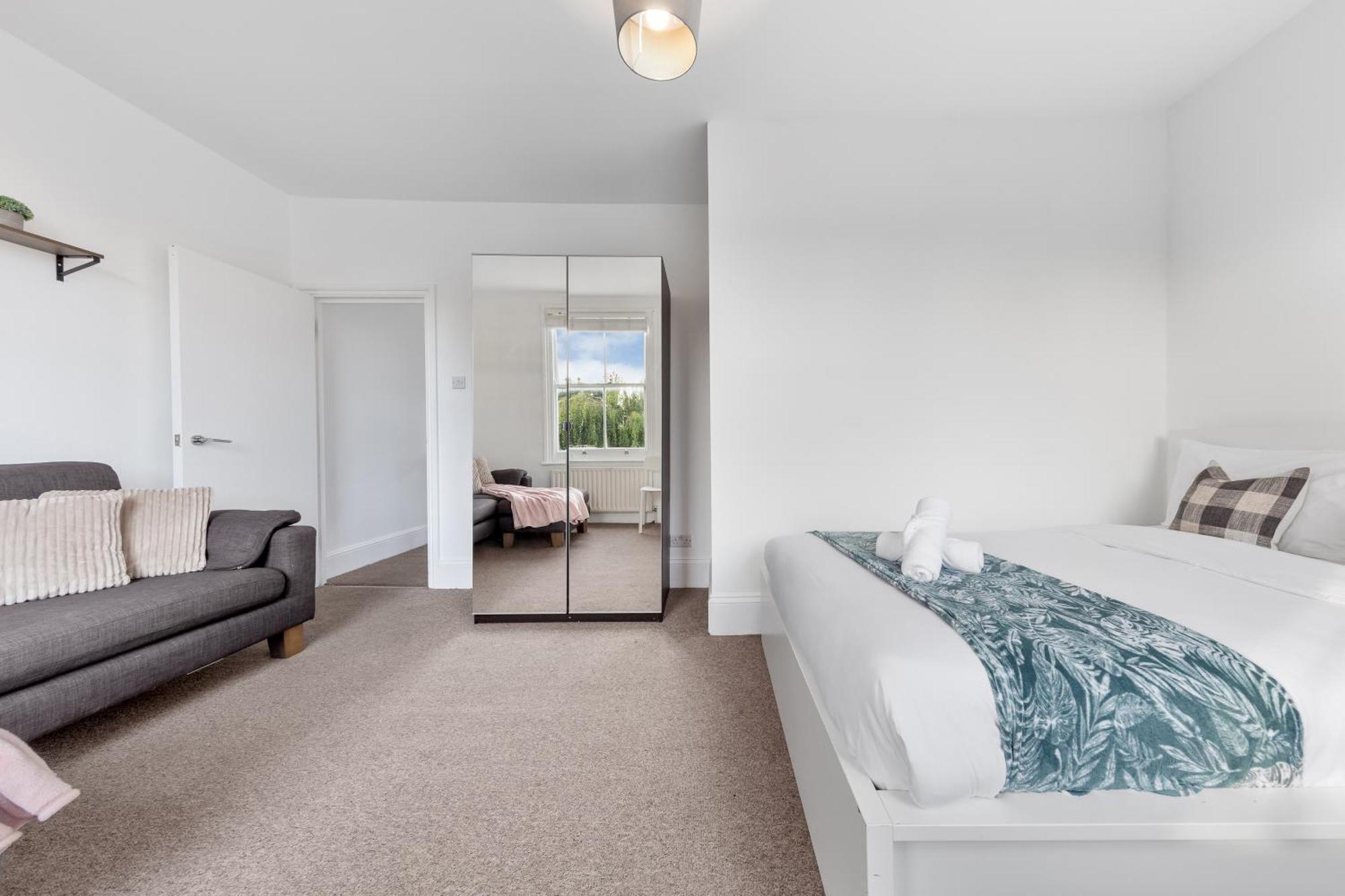 Apartment Luxury 4 Bedroom Flat With Stunning Shard View From Terrace In London! Next To Station, Sleeps 9 London