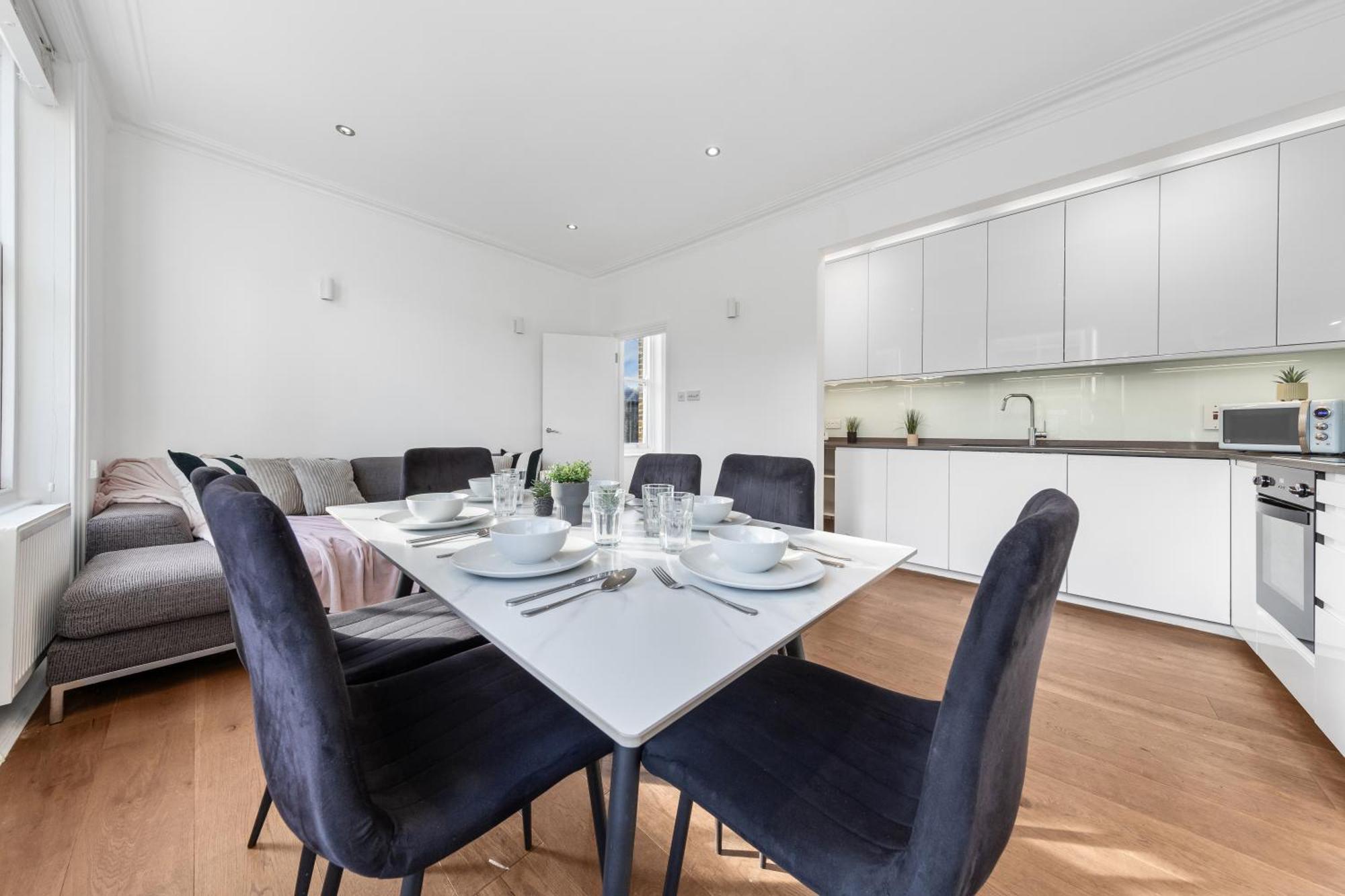 Luxury 4 Bedroom Flat With Stunning Shard View From Terrace In London! Next To Station, Sleeps 9 London