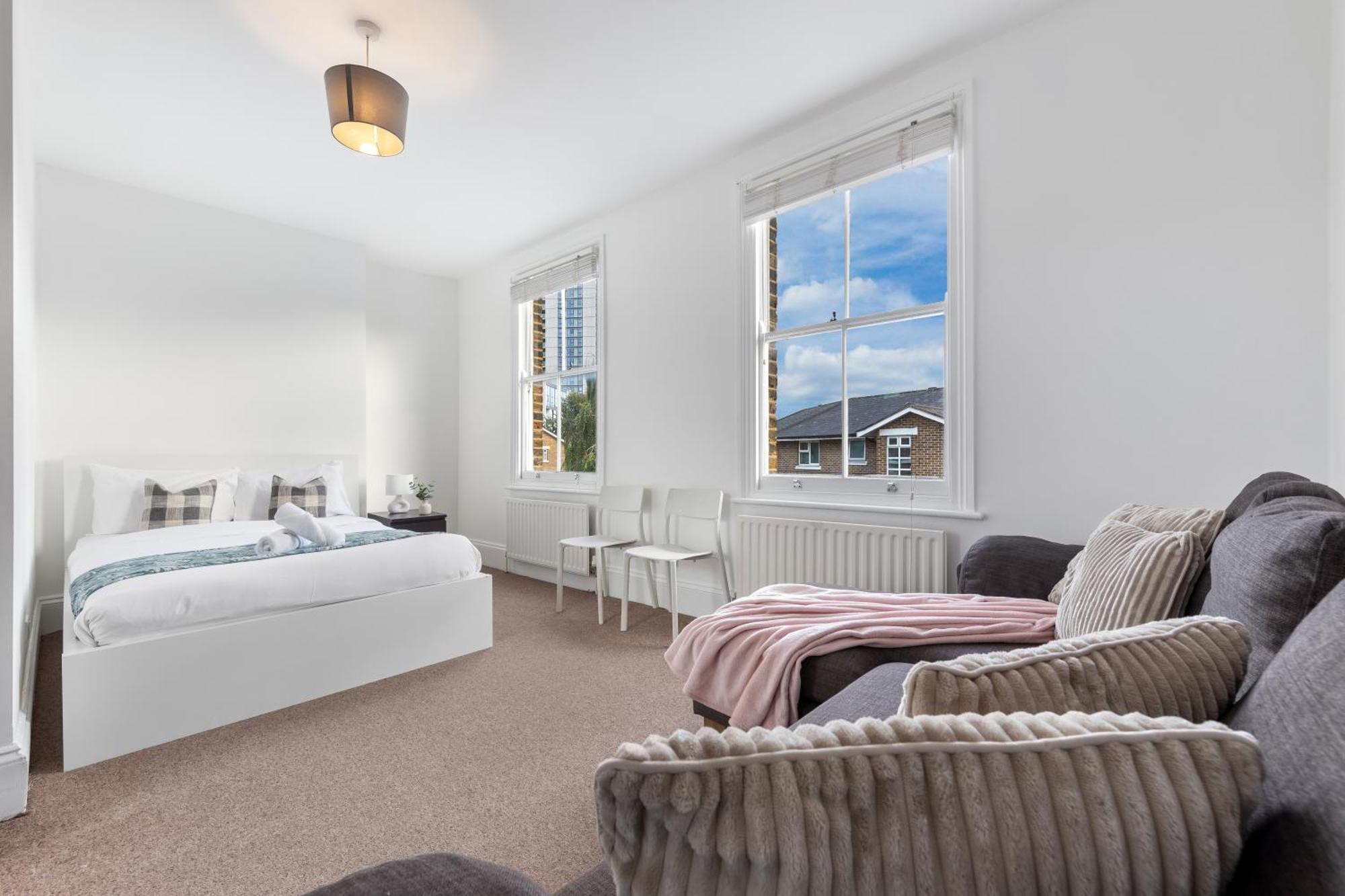 Apartment Luxury 4 Bedroom Flat With Stunning Shard View From Terrace In London! Next To Station, Sleeps 9