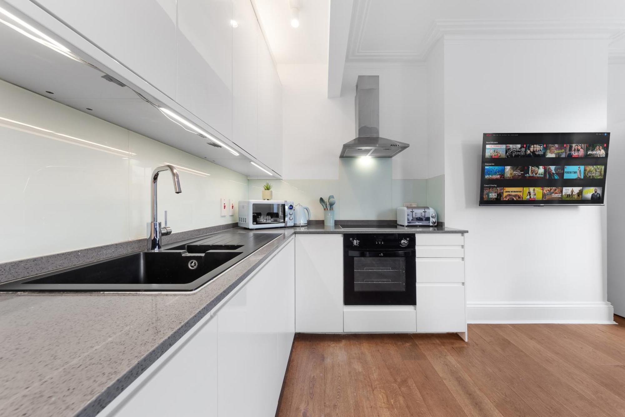 Apartment Luxury 4 Bedroom Flat With Stunning Shard View From Terrace In London! Next To Station, Sleeps 9 *