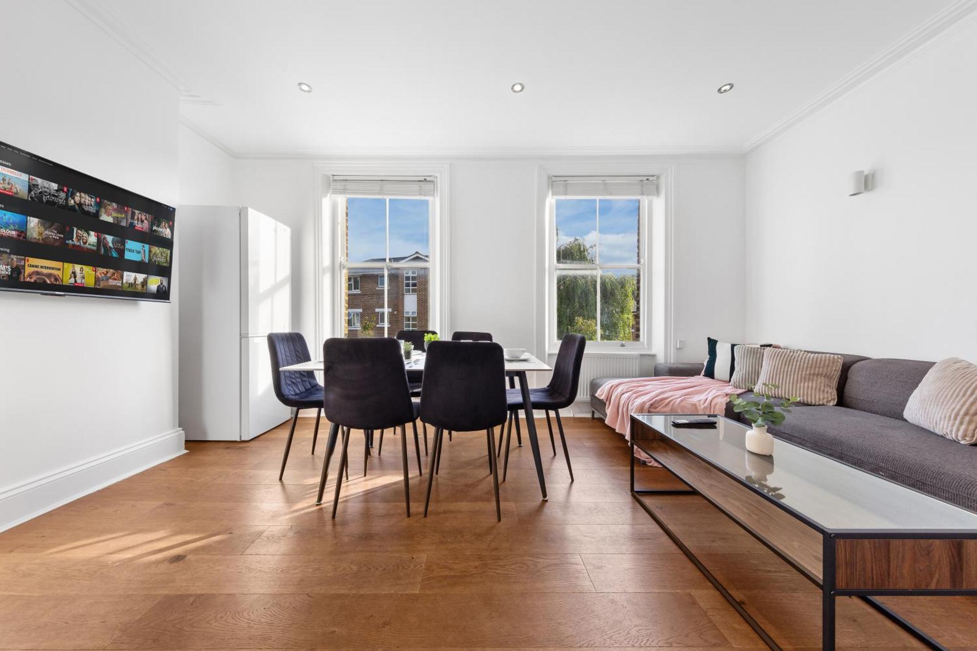 Apartment Luxury 4 Bedroom Flat With Stunning Shard View From Terrace In London! Next To Station, Sleeps 9 London