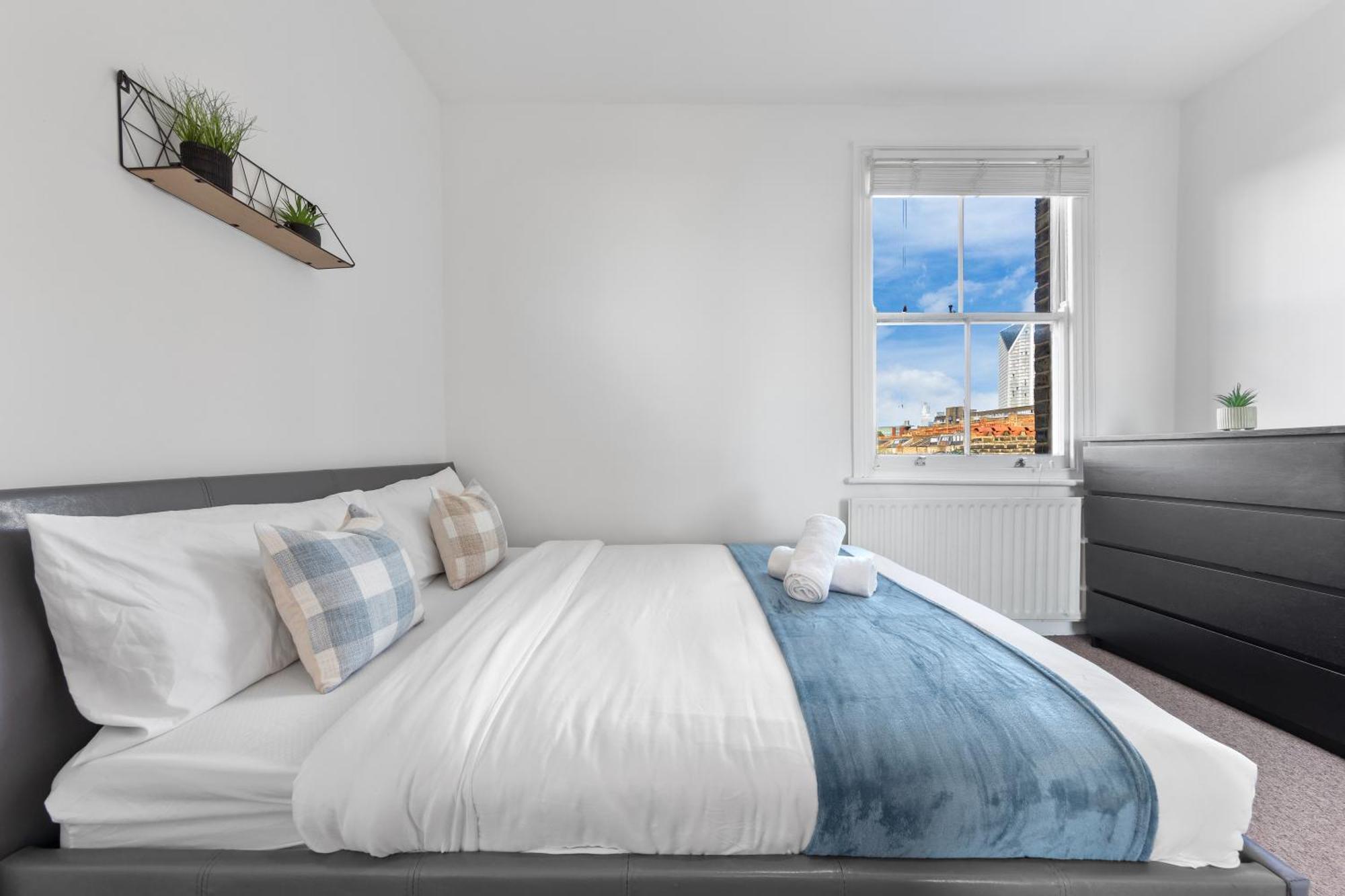 Apartment Luxury 4 Bedroom Flat With Stunning Shard View From Terrace In London! Next To Station, Sleeps 9