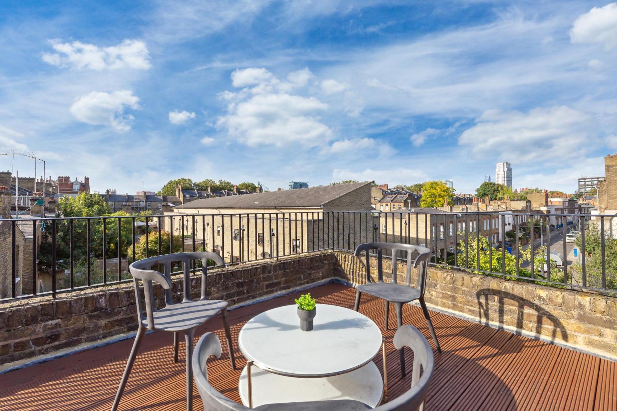 Luxury 4 Bedroom Flat With Stunning Shard View From Terrace In London! Next To Station, Sleeps 9 London