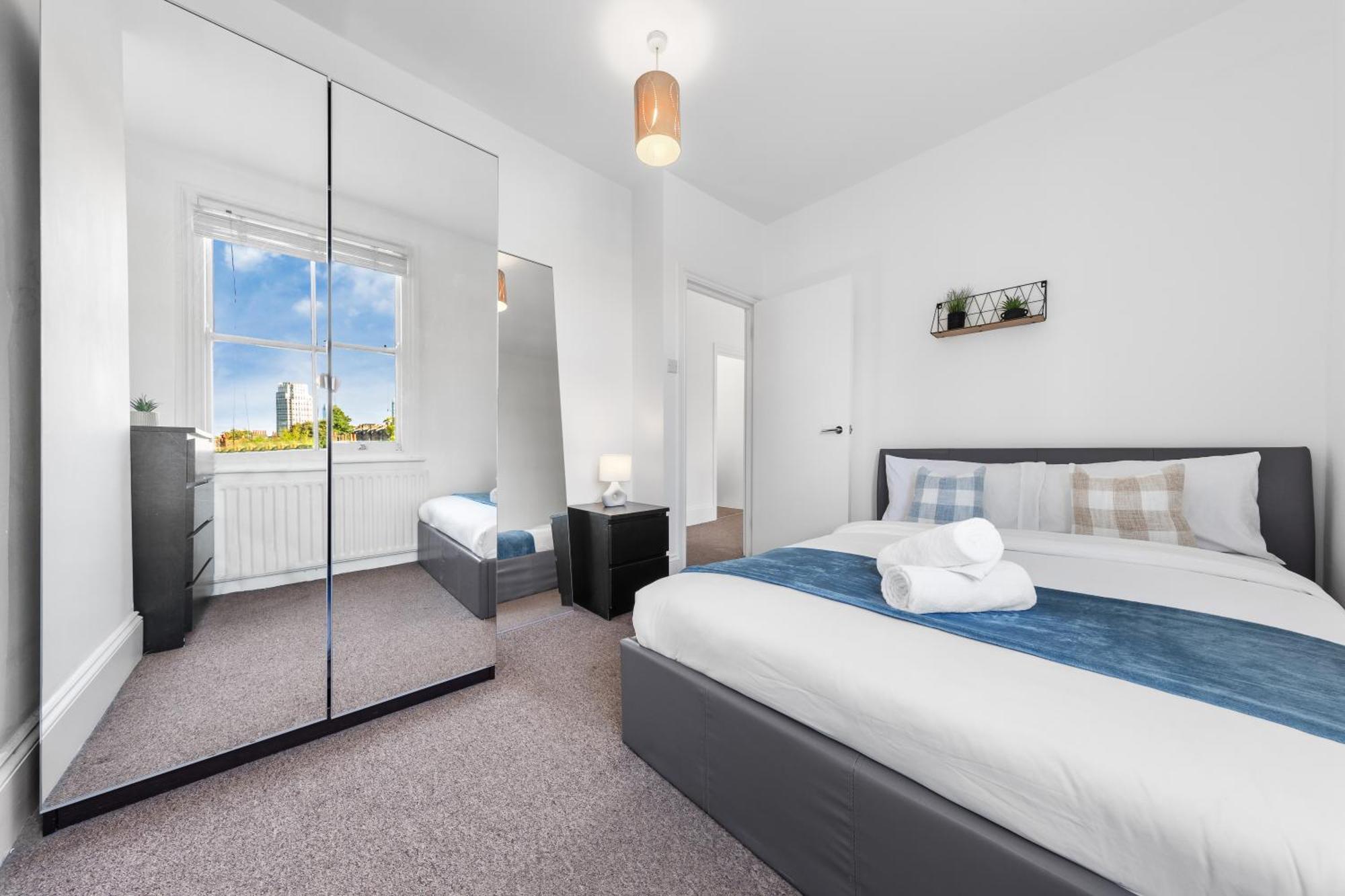 Apartment Luxury 4 Bedroom Flat With Stunning Shard View From Terrace In London! Next To Station, Sleeps 9 London