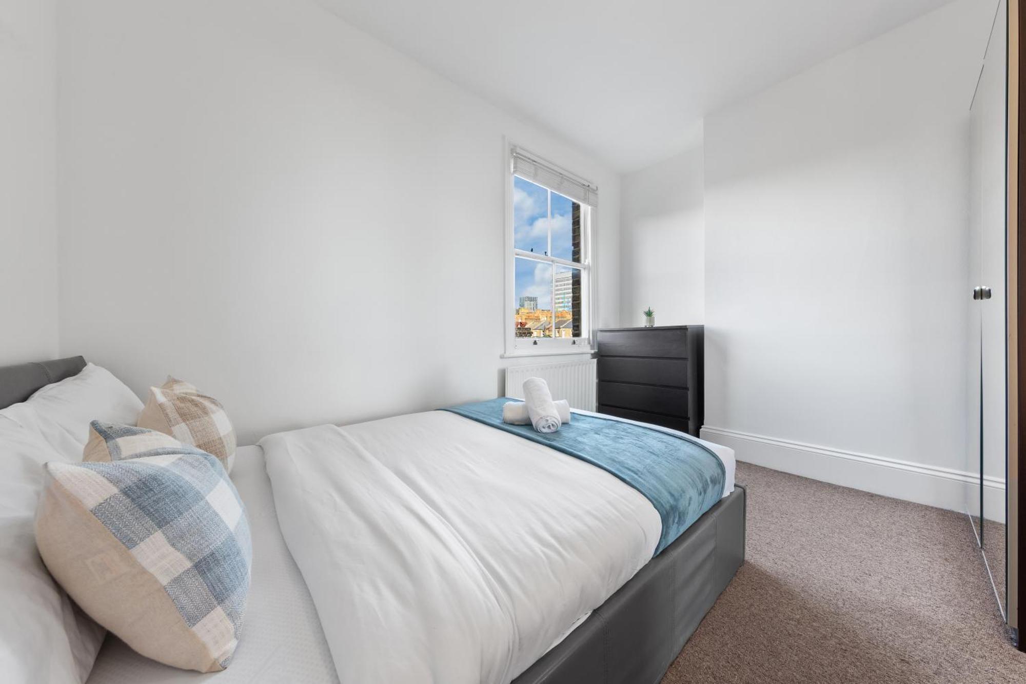 Luxury 4 Bedroom Flat With Stunning Shard View From Terrace In London! Next To Station, Sleeps 9 London