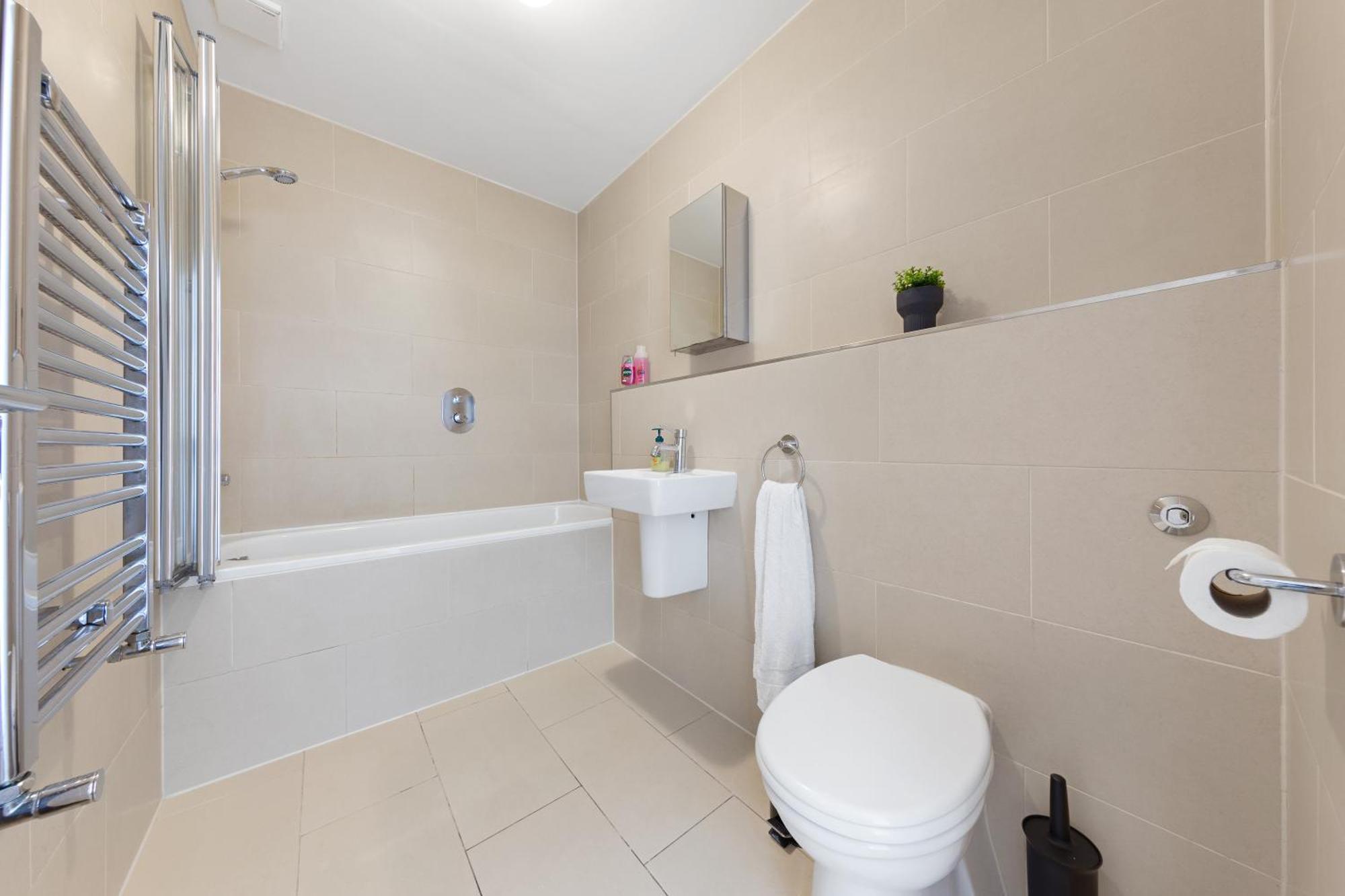 Luxury 4 Bedroom Flat With Stunning Shard View From Terrace In London! Next To Station, Sleeps 9 * London