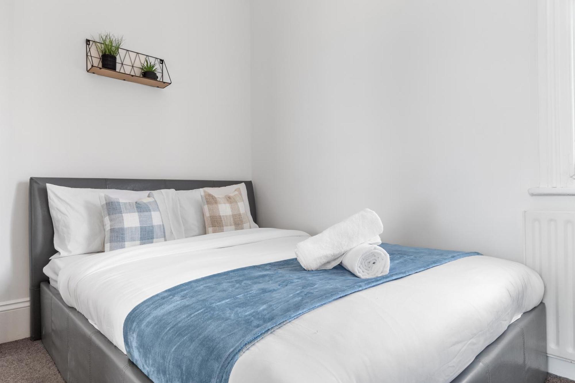 Apartment Luxury 4 Bedroom Flat With Stunning Shard View From Terrace In London! Next To Station, Sleeps 9