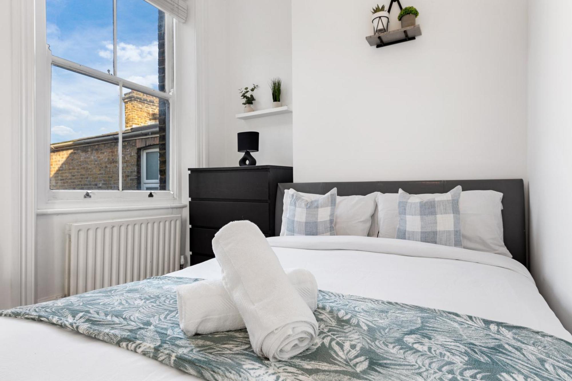 Apartment Luxury 4 Bedroom Flat With Stunning Shard View From Terrace In London! Next To Station, Sleeps 9 London
