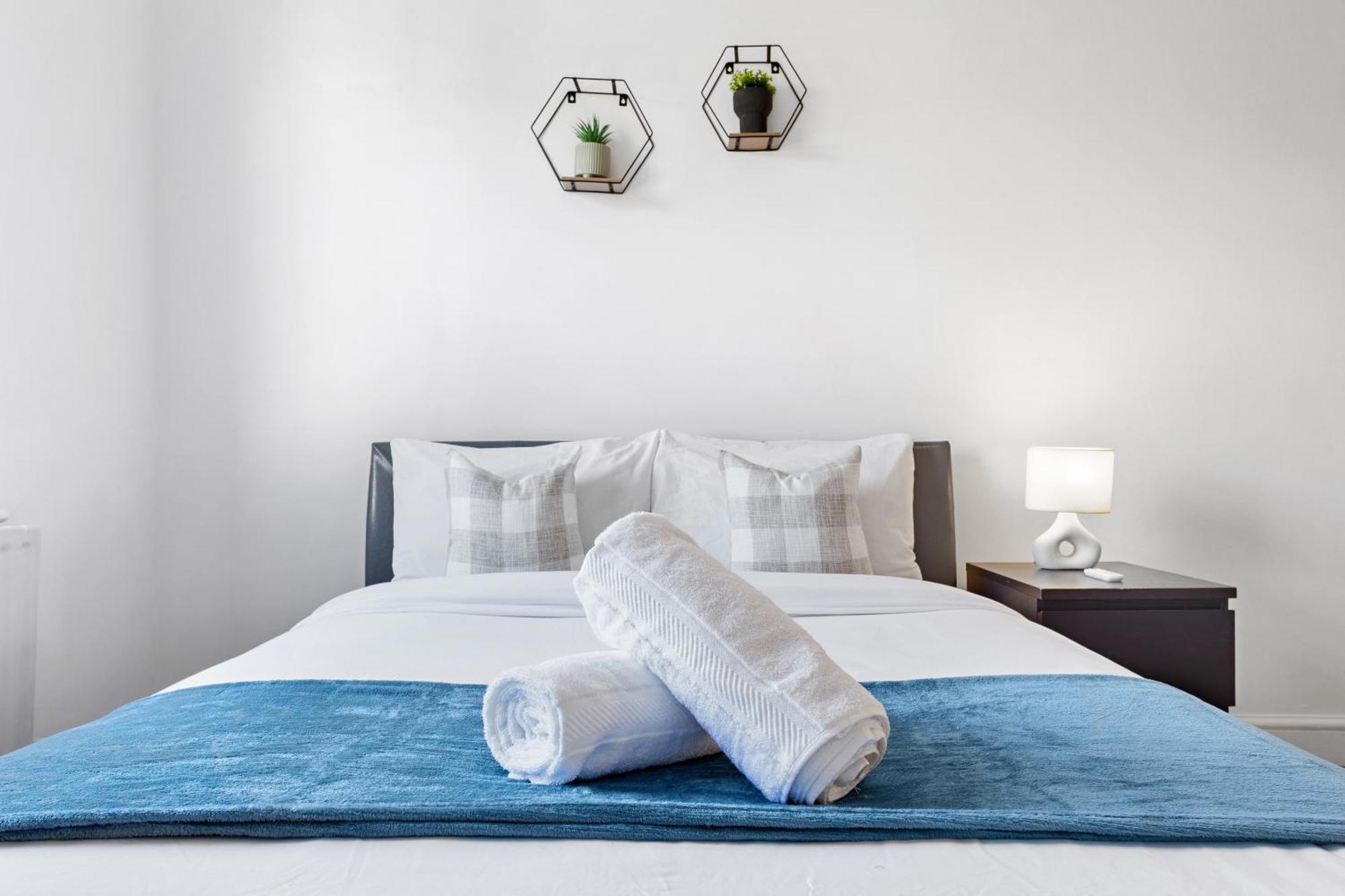 Luxury 4 Bedroom Flat With Stunning Shard View From Terrace In London! Next To Station, Sleeps 9