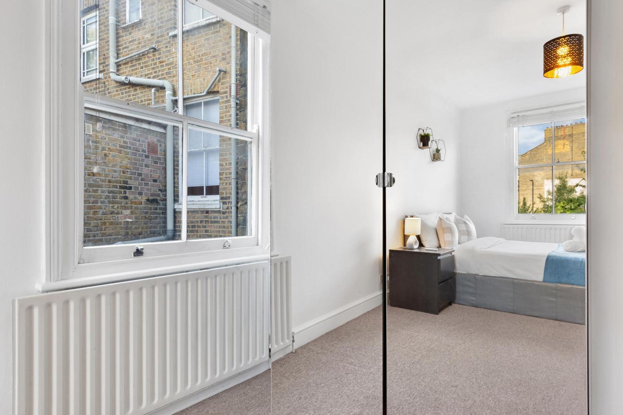 Apartment Luxury 4 Bedroom Flat With Stunning Shard View From Terrace In London! Next To Station, Sleeps 9