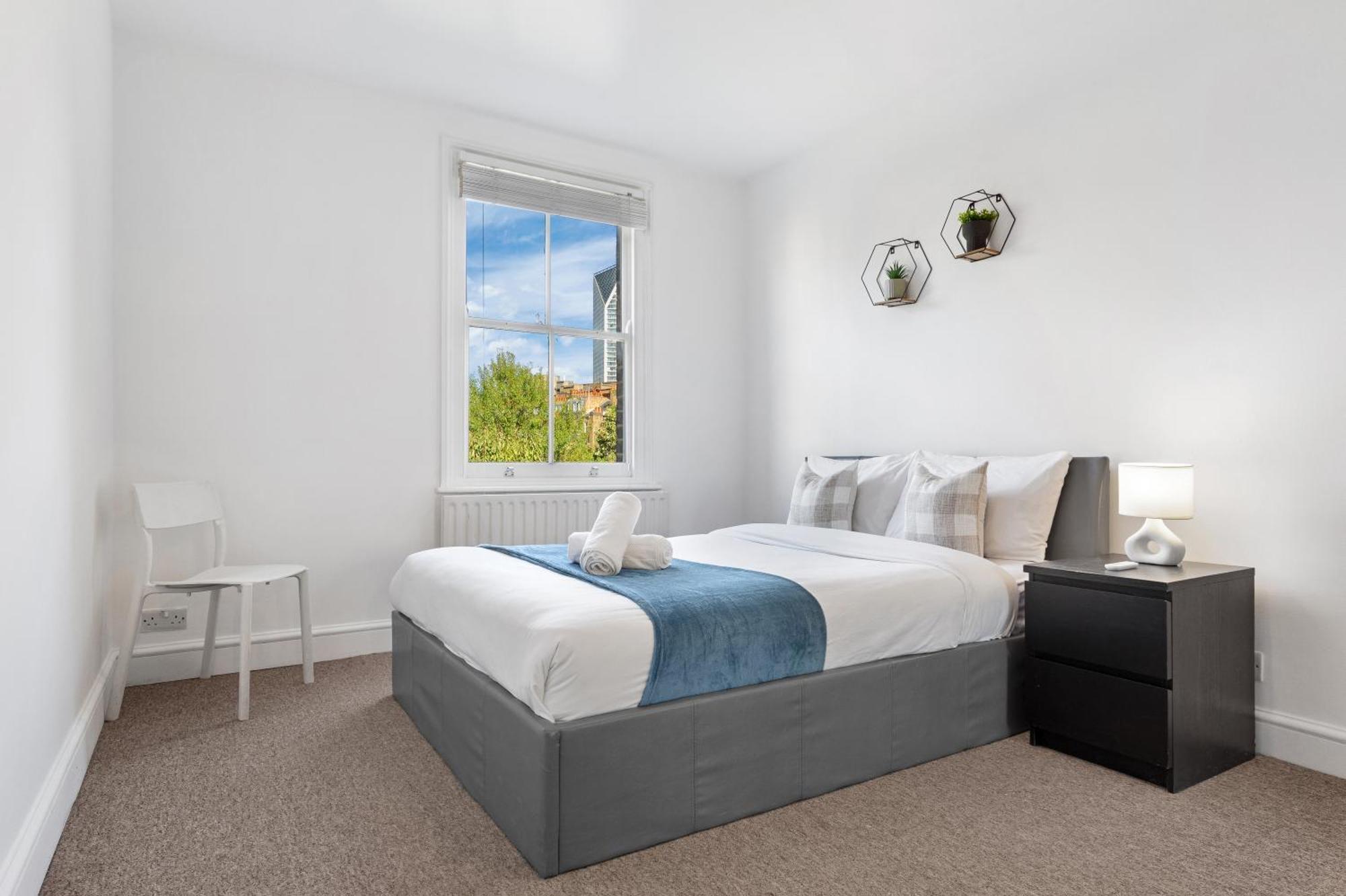 Apartment Luxury 4 Bedroom Flat With Stunning Shard View From Terrace In London! Next To Station, Sleeps 9 *