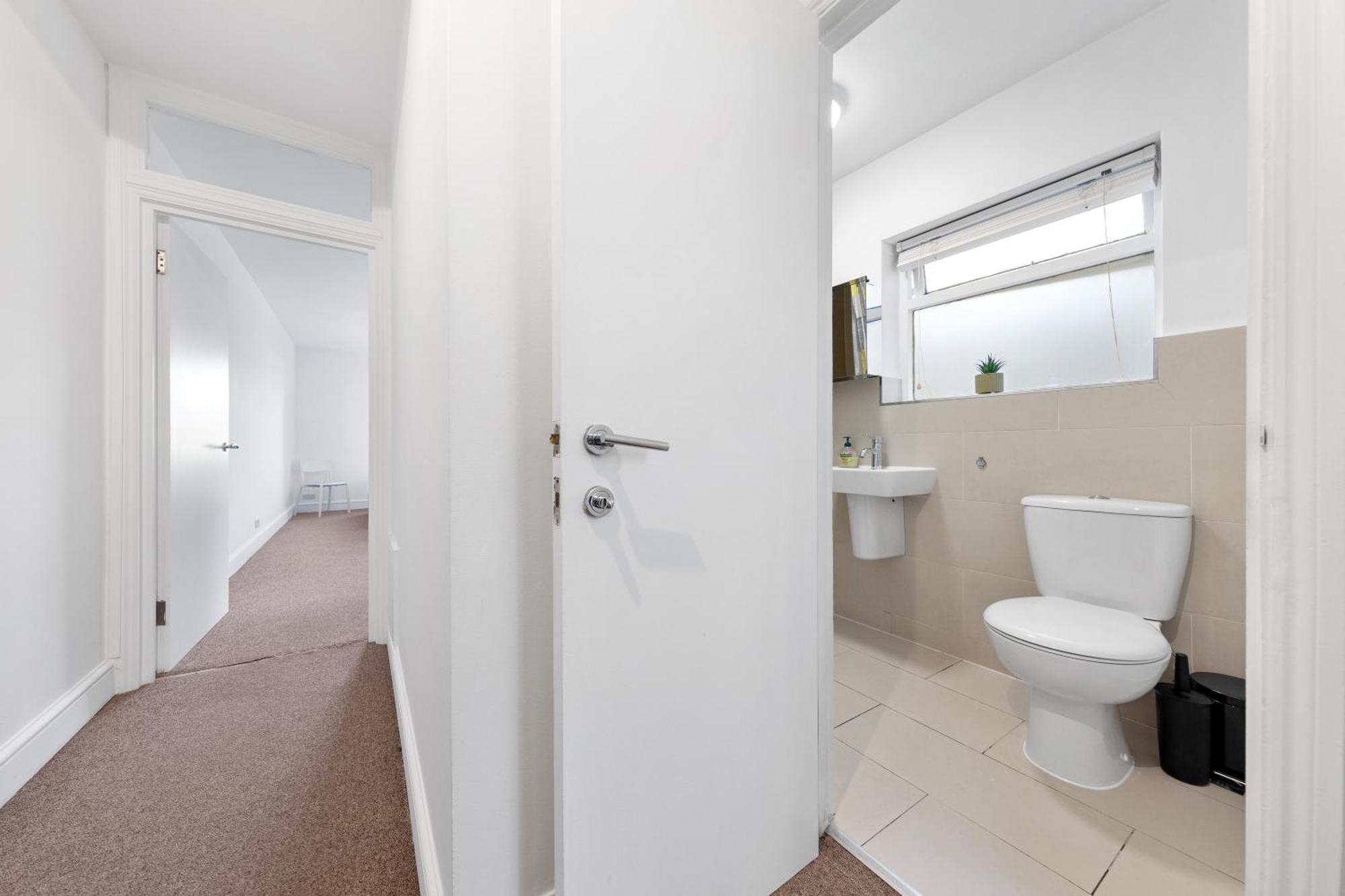 Luxury 4 Bedroom Flat With Stunning Shard View From Terrace In London! Next To Station, Sleeps 9 Apartment London