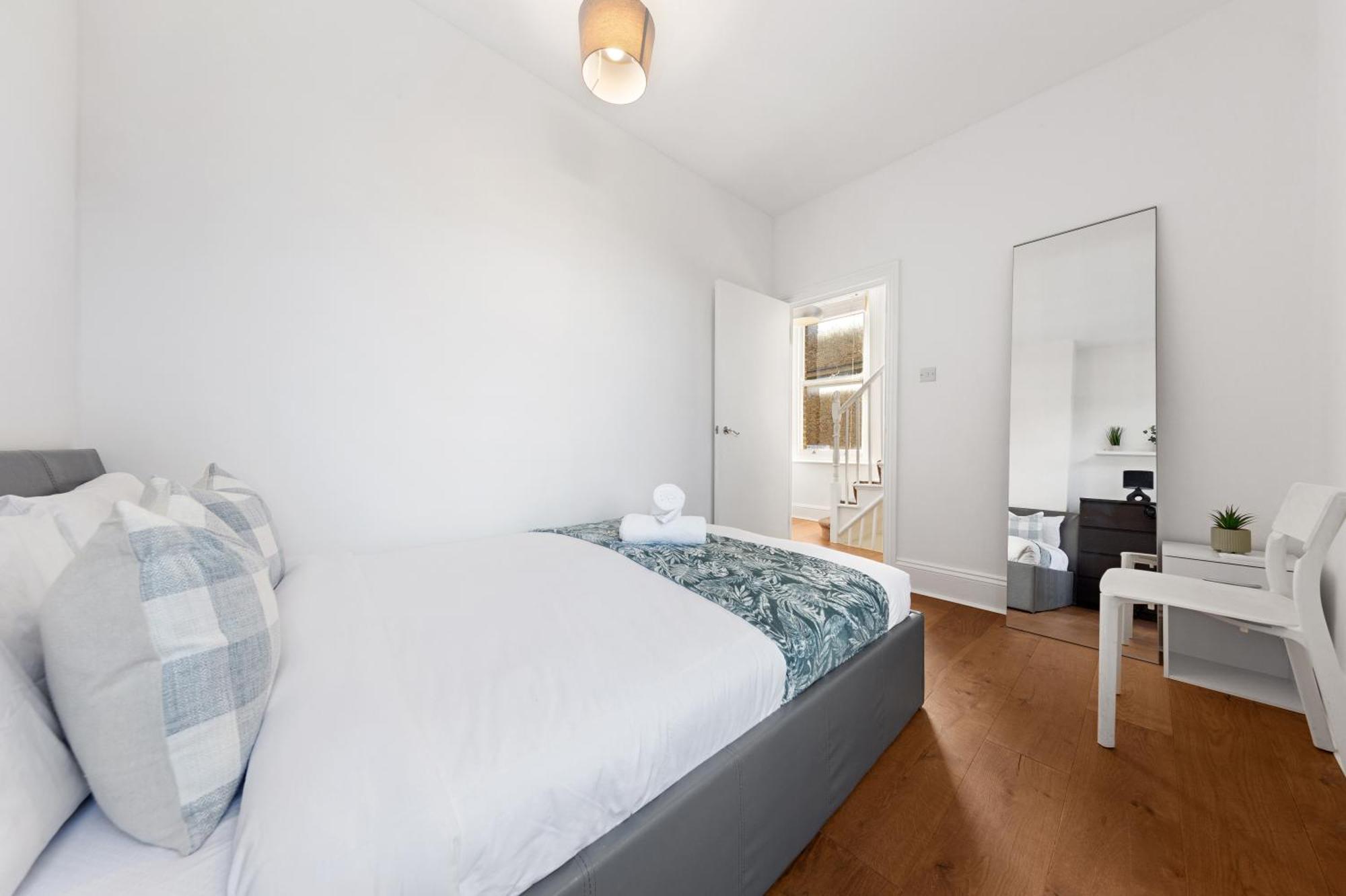 Apartment Luxury 4 Bedroom Flat With Stunning Shard View From Terrace In London! Next To Station, Sleeps 9 London