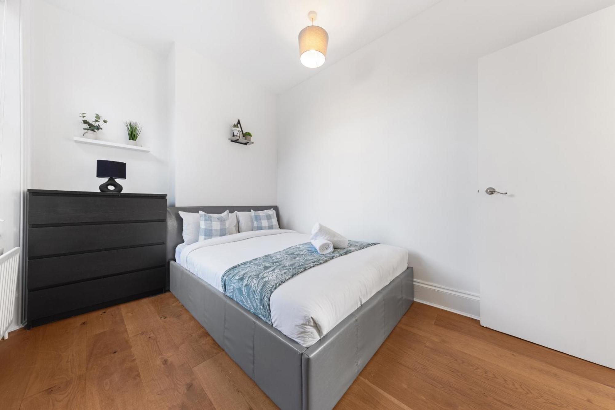 Luxury 4 Bedroom Flat With Stunning Shard View From Terrace In London! Next To Station, Sleeps 9 *