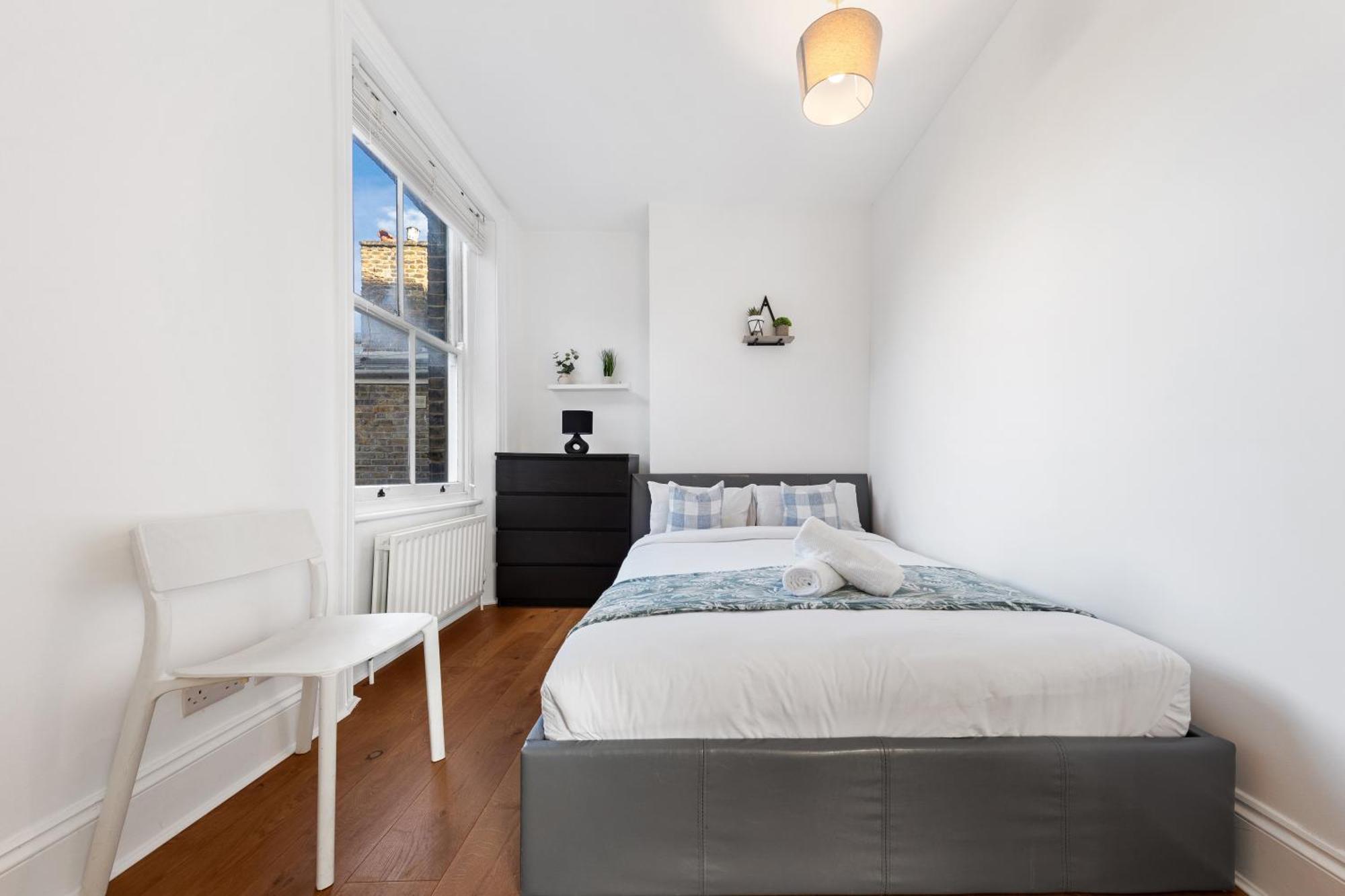 Luxury 4 Bedroom Flat With Stunning Shard View From Terrace In London! Next To Station, Sleeps 9 London
