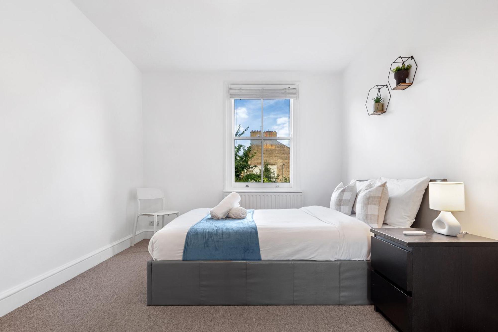 Luxury 4 Bedroom Flat With Stunning Shard View From Terrace In London! Next To Station, Sleeps 9 Apartment *