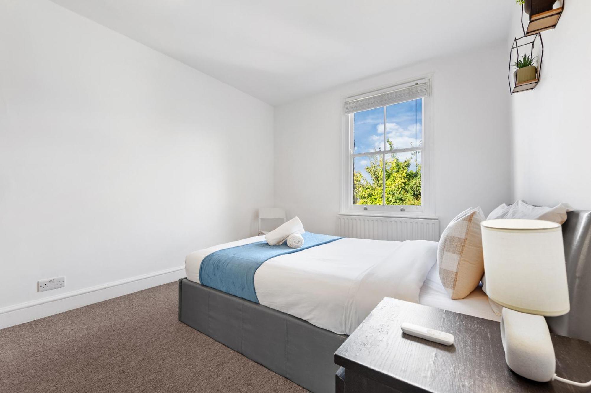 Apartment Luxury 4 Bedroom Flat With Stunning Shard View From Terrace In London! Next To Station, Sleeps 9 *