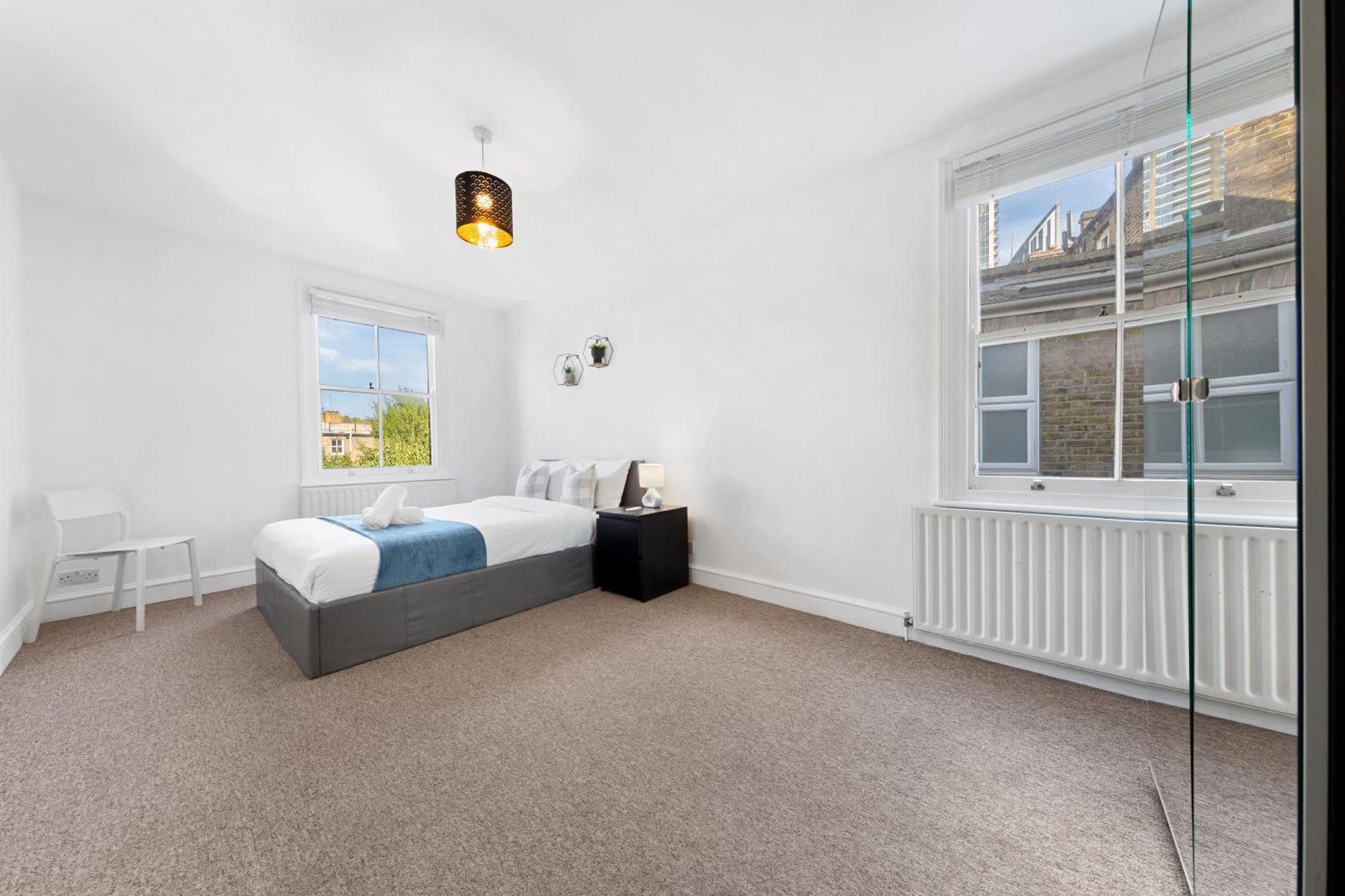 Luxury 4 Bedroom Flat With Stunning Shard View From Terrace In London! Next To Station, Sleeps 9 Apartment London