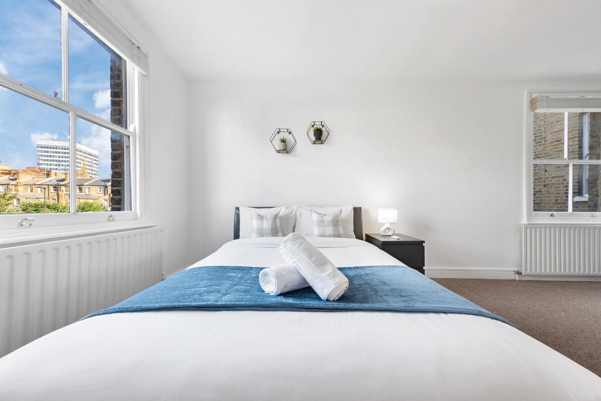 Apartment Luxury 4 Bedroom Flat With Stunning Shard View From Terrace In London! Next To Station, Sleeps 9 London