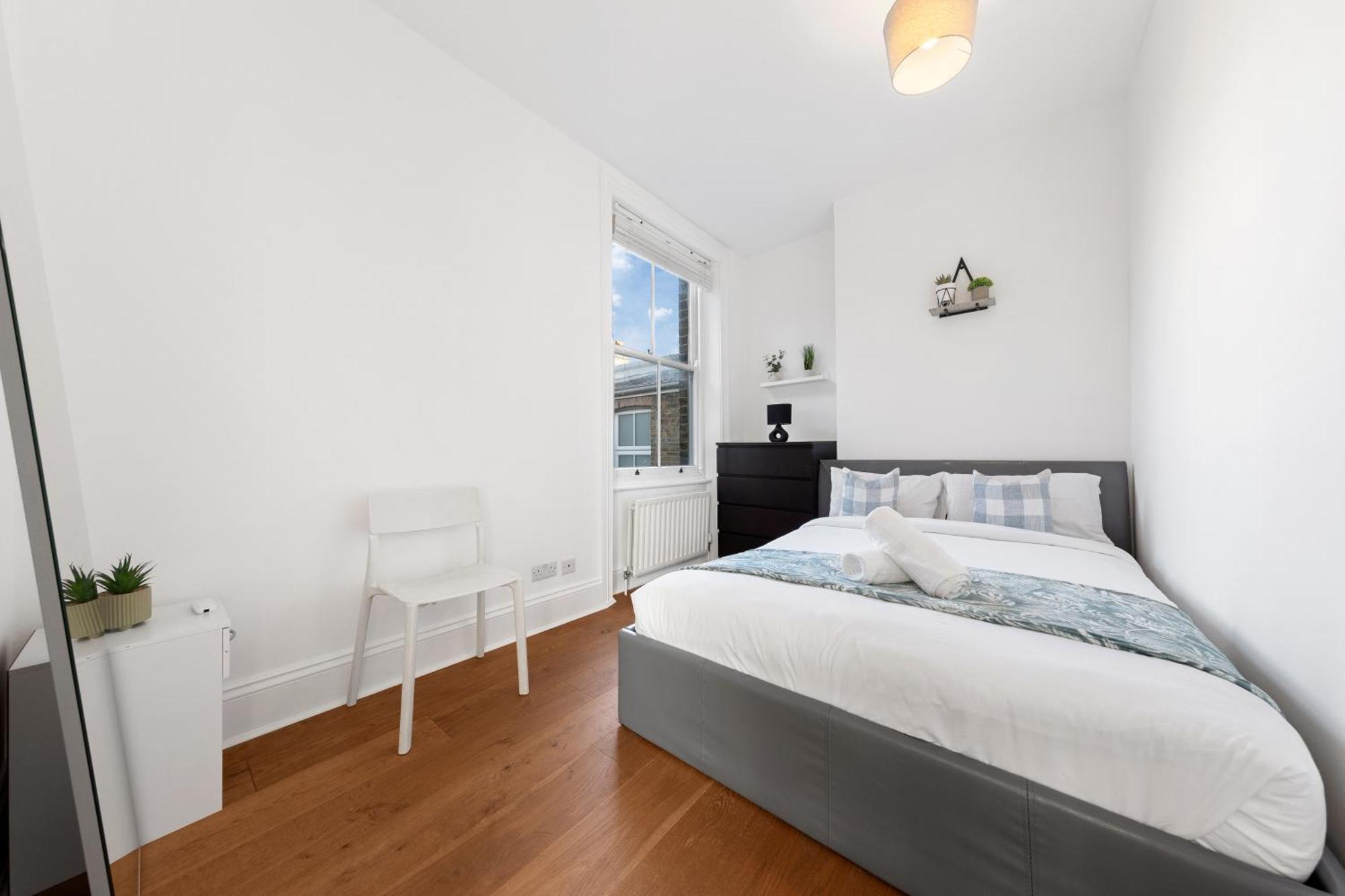 Luxury 4 Bedroom Flat With Stunning Shard View From Terrace In London! Next To Station, Sleeps 9 *