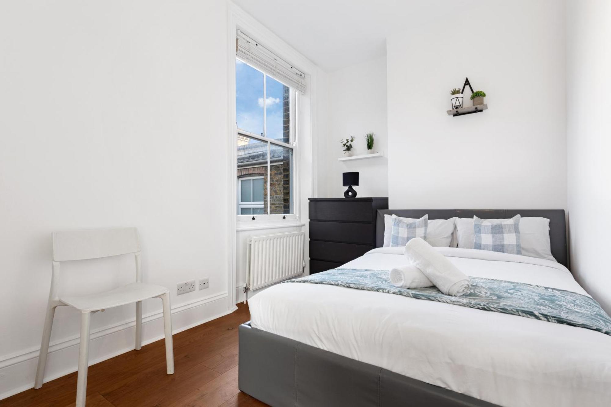 Luxury 4 Bedroom Flat With Stunning Shard View From Terrace In London! Next To Station, Sleeps 9