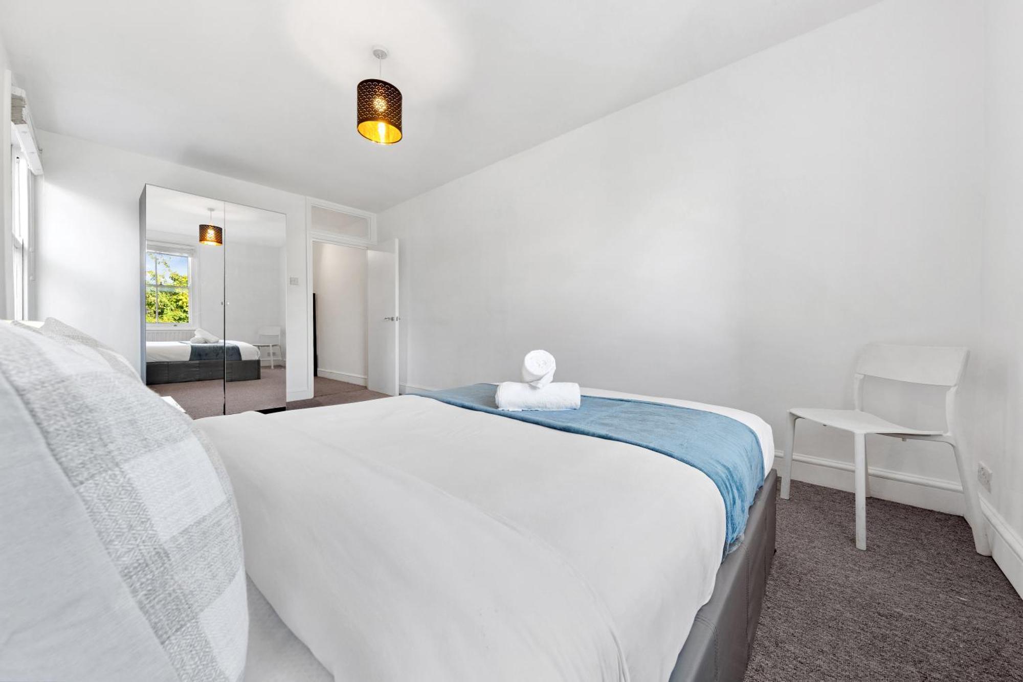 Apartment Luxury 4 Bedroom Flat With Stunning Shard View From Terrace In London! Next To Station, Sleeps 9