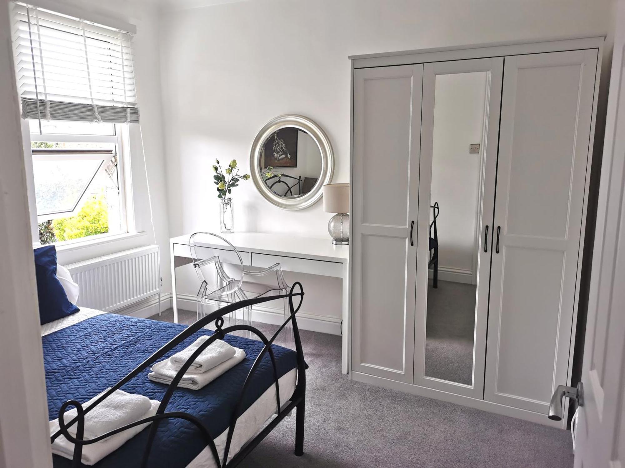 No 10 Spacious 2-bedroom House In Stratford With Parking For Up To Six Hébergement de vacances *