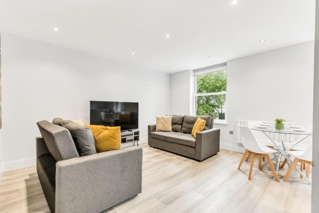Apartment Lux St Johns Wood - Sleeps 7 London