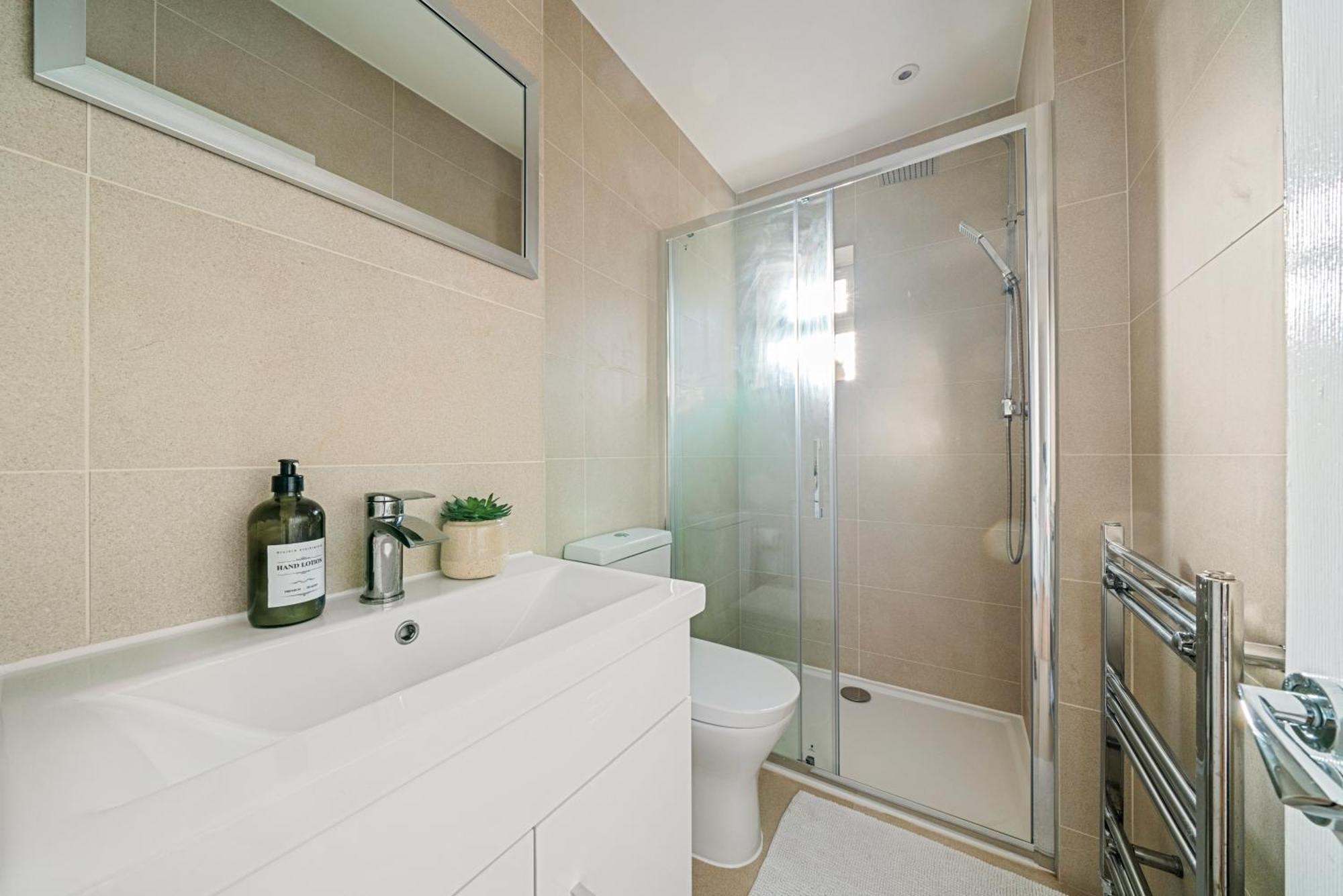 2 Bed Luxury Parking And Garden - Close To Heathrow Lejlighed *