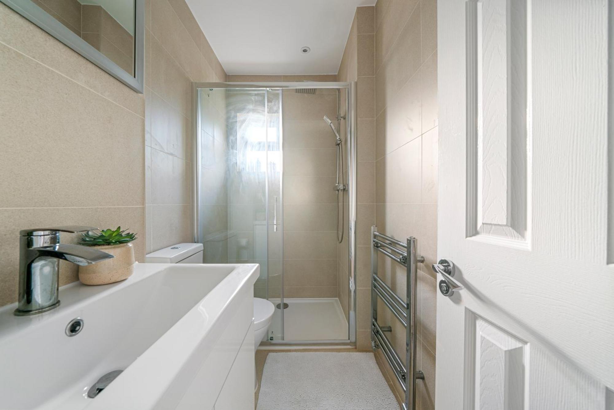 2 Bed Luxury Parking And Garden - Close To Heathrow Lejlighed London