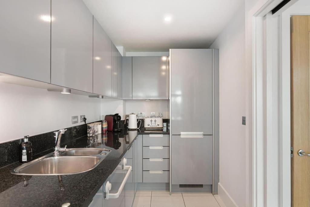 Appartement 2 Bed Riverside Flat With Breath Taking Views *