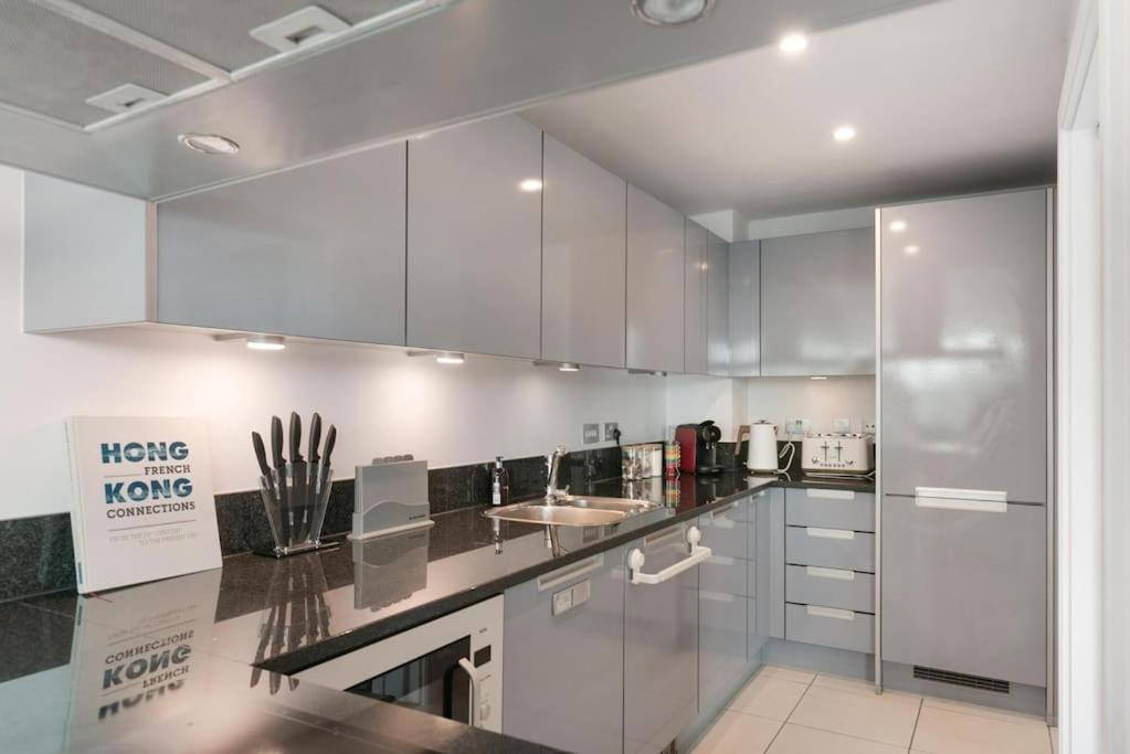 2 Bed Riverside Flat With Breath Taking Views Appartement Londres