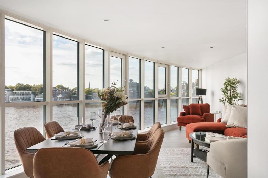 2 Bed Riverside Flat With Breath Taking Views Appartement *