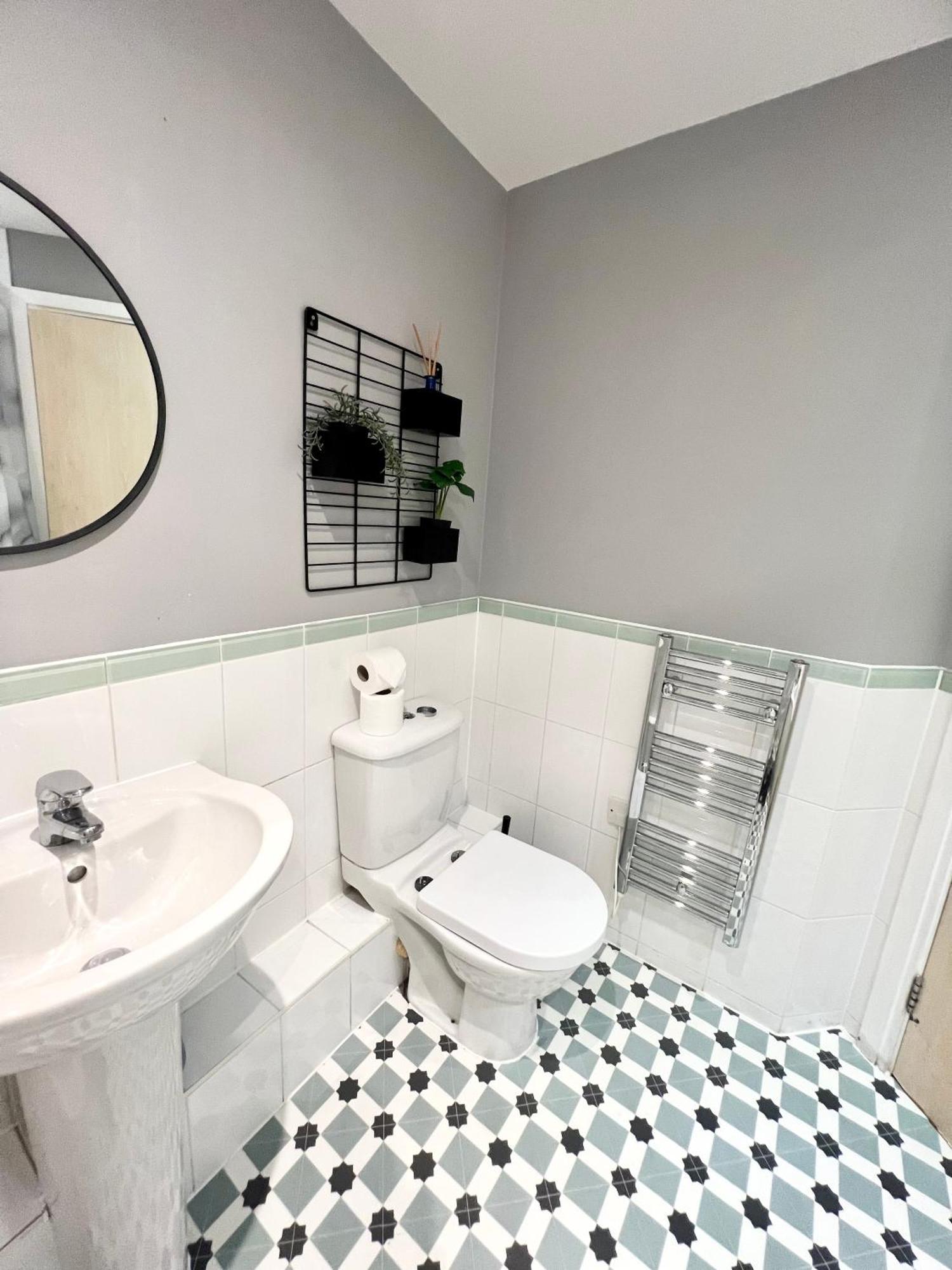 Modern Two Bedroom Two Bath Opp Tube Station *