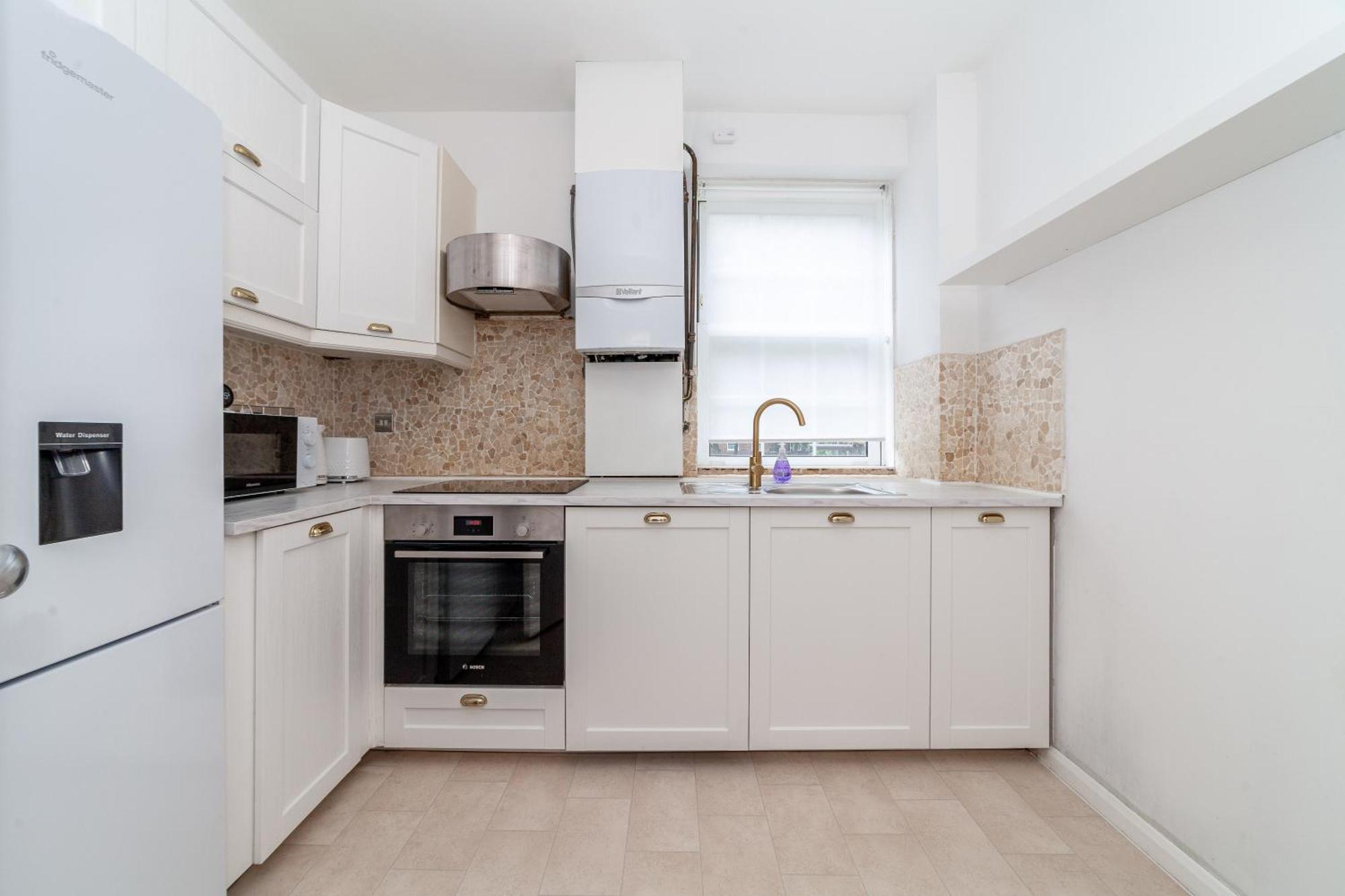 Comfortable Welcoming 3br House Wbalcony, South Lägenhet London