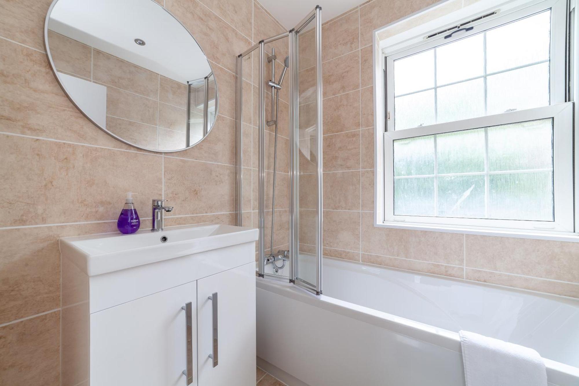 Comfortable Welcoming 3br House Wbalcony, South Lägenhet London