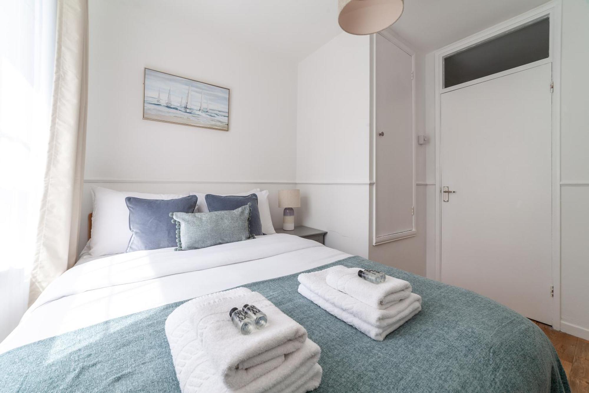 Comfortable Welcoming 3br House Wbalcony, South Londen