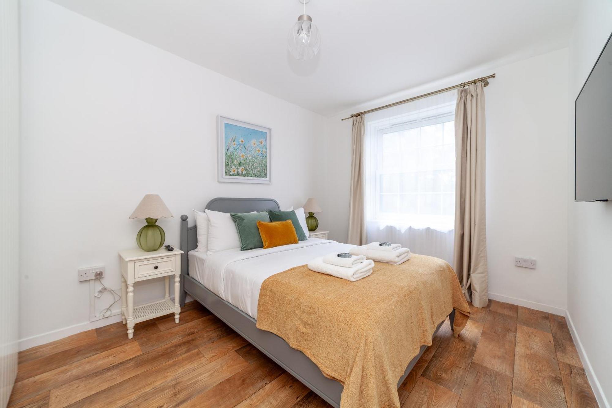 Comfortable Welcoming 3br House Wbalcony, South Lägenhet London