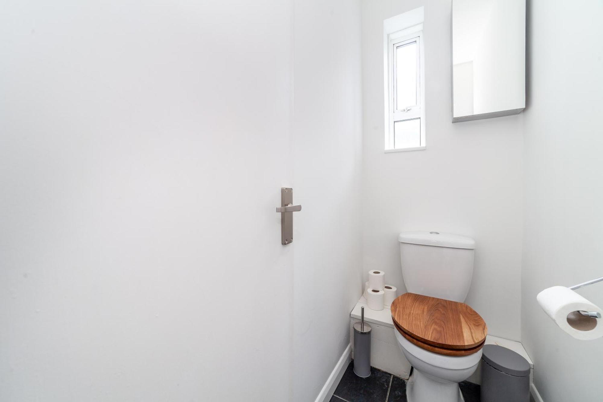 Comfortable Welcoming 3br House Wbalcony, South Londen