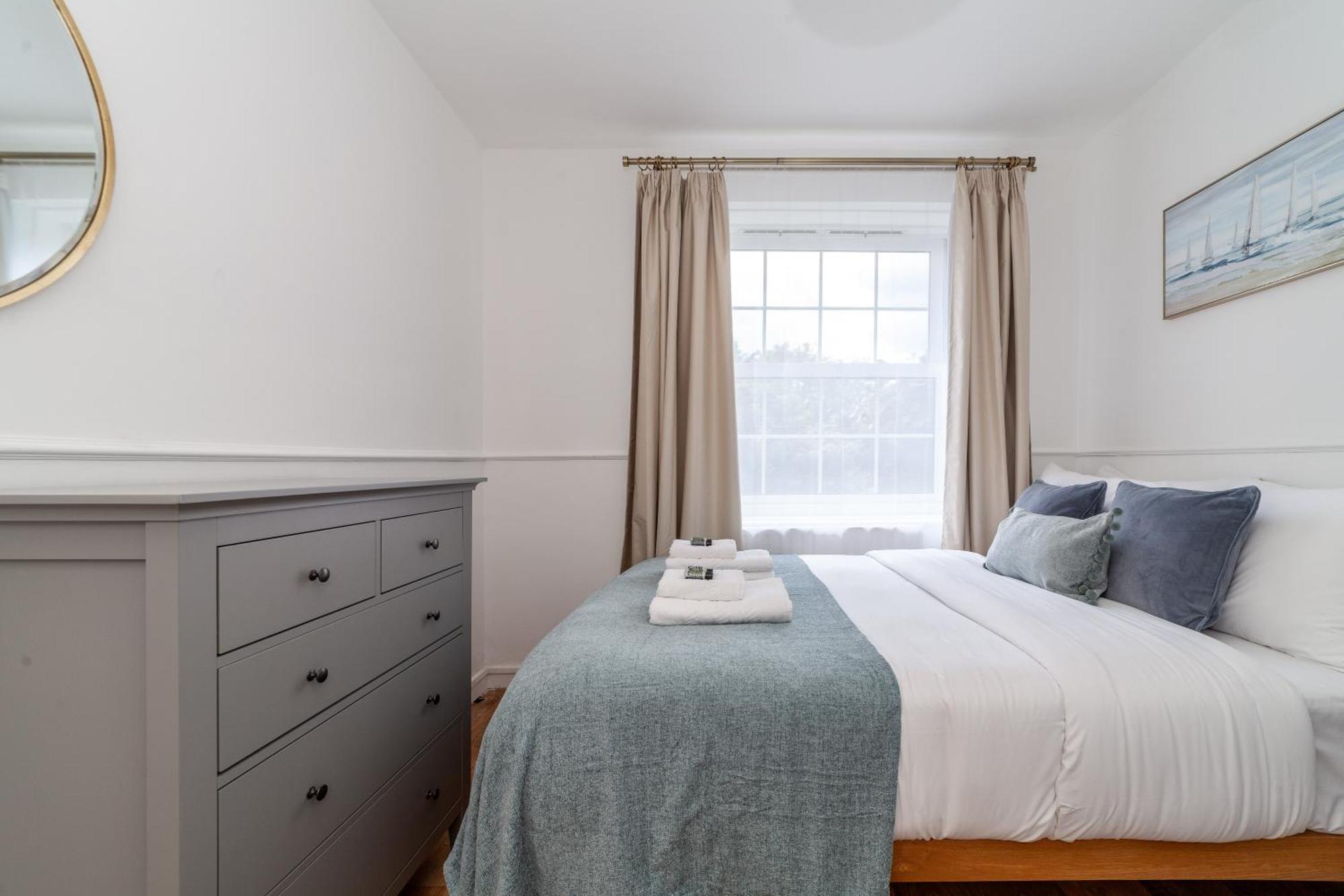 Comfortable Welcoming 3br House Wbalcony, South Lägenhet London
