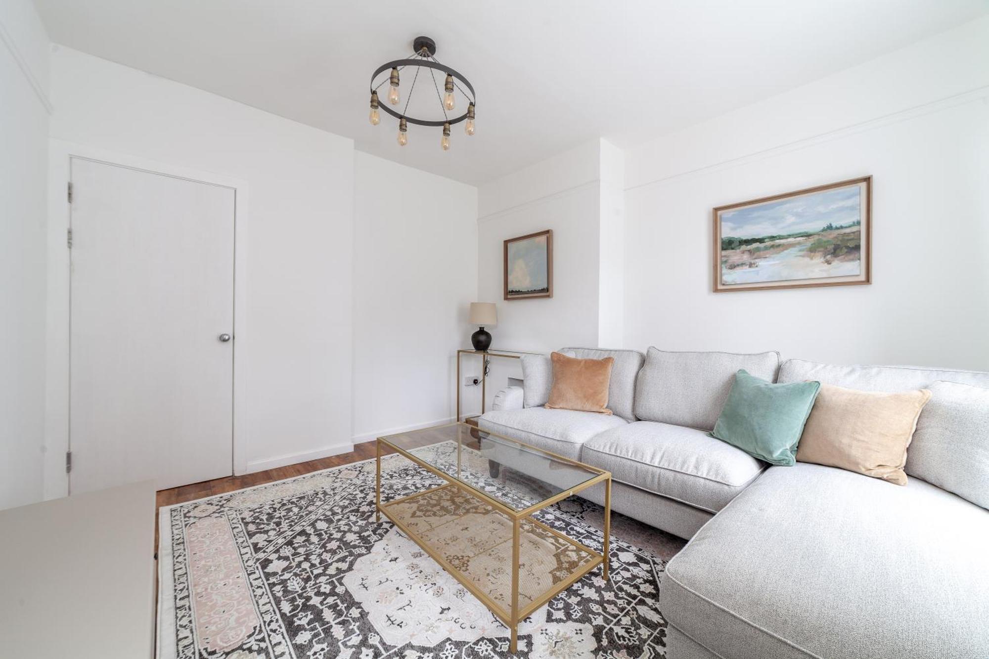Comfortable Welcoming 3br House Wbalcony, South Lägenhet
