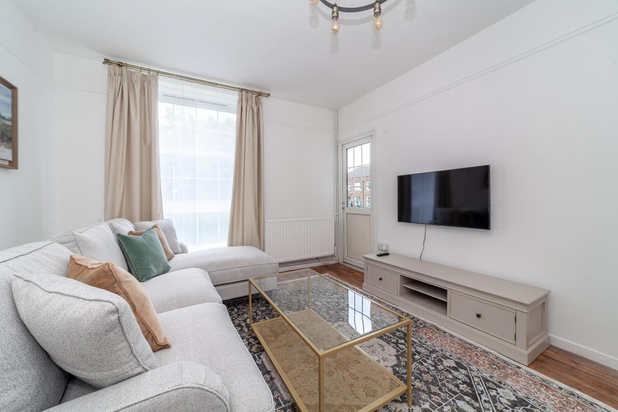 Comfortable Welcoming 3br House Wbalcony, South Lägenhet London