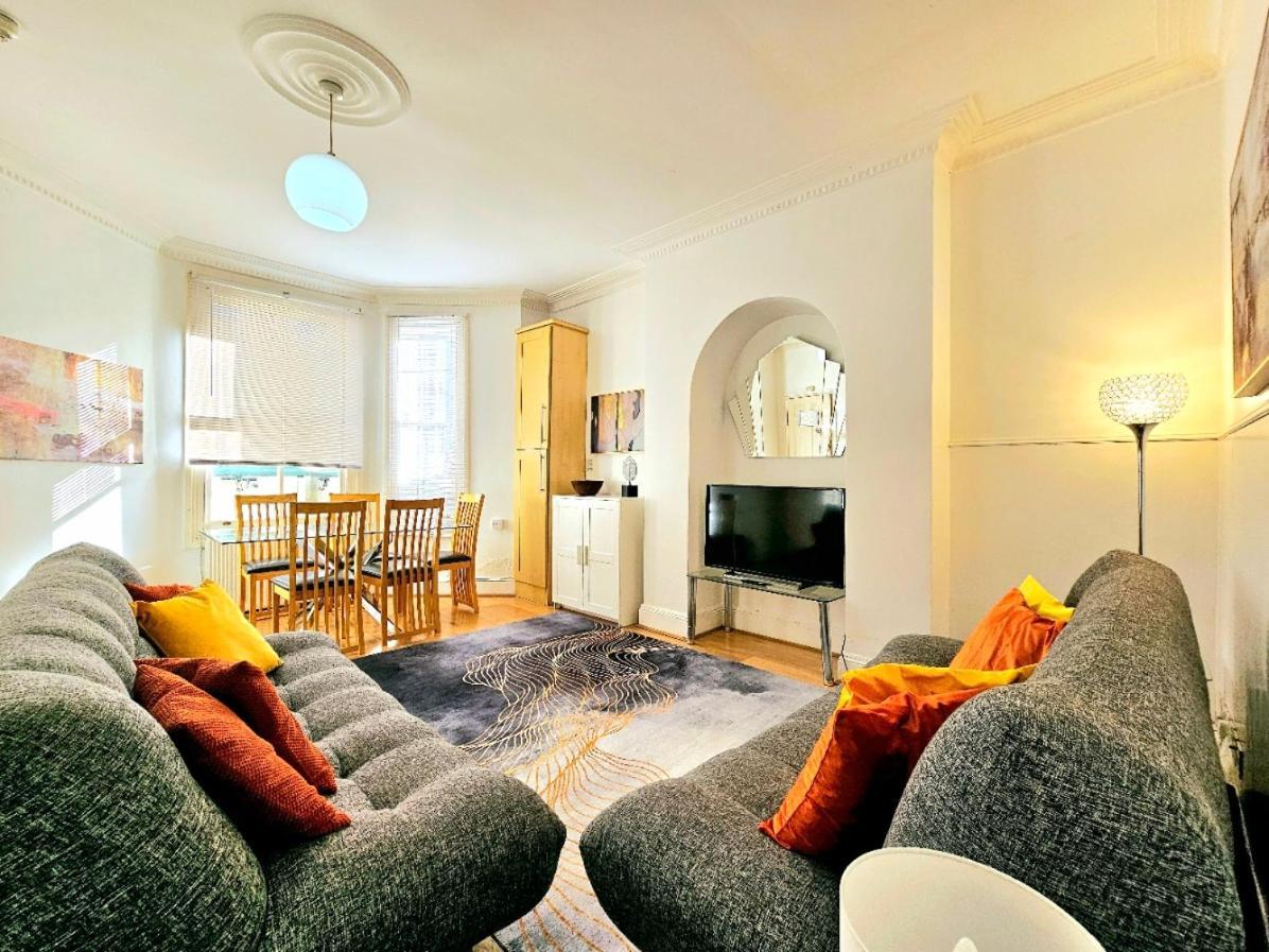 Spacious & Cosy 2 Bedroom 2 Sofa-beds With Private Entrance And Back Patio, 3 Min Walk To Earl's Court Station Apartment