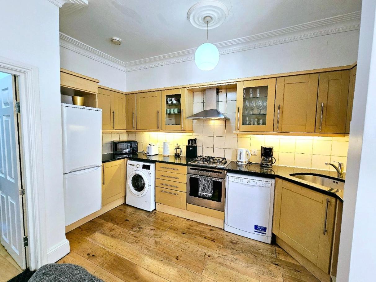 Apartment Spacious & Cosy 2 Bedroom 2 Sofa-beds With Private Entrance And Back Patio, 3 Min Walk To Earl's Court Station *