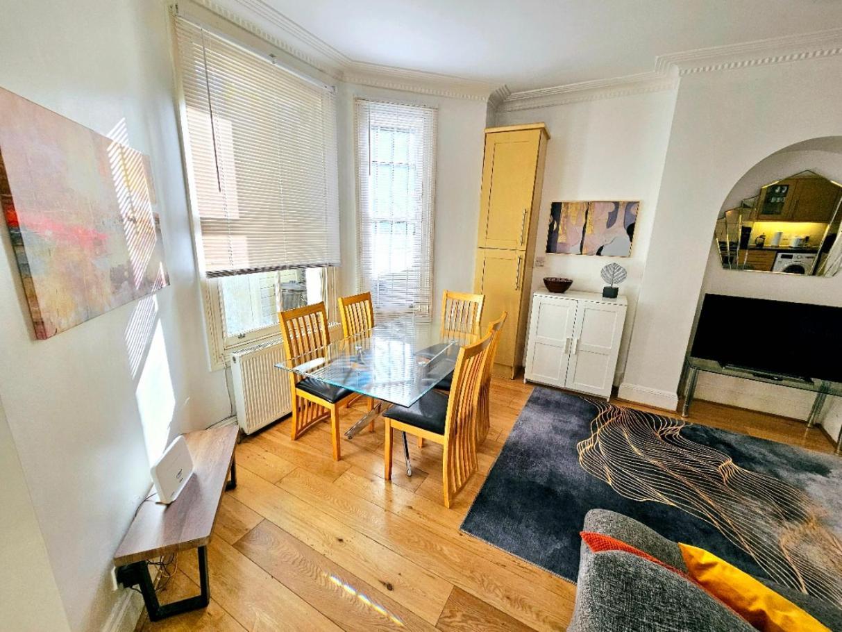 Spacious & Cosy 2 Bedroom 2 Sofa-beds With Private Entrance And Back Patio, 3 Min Walk To Earl's Court Station Apartment London