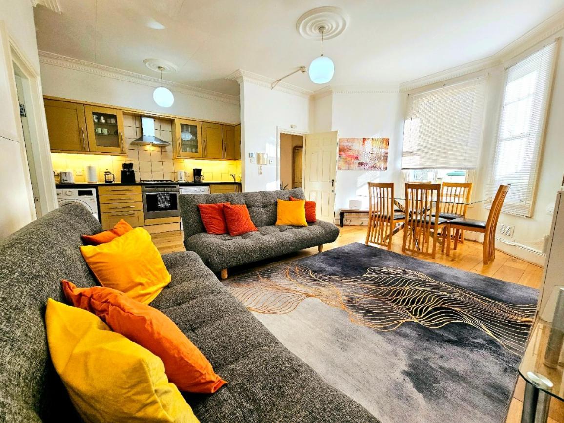 Apartment Spacious & Cosy 2 Bedroom 2 Sofa-beds With Private Entrance And Back Patio, 3 Min Walk To Earl's Court Station London